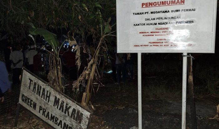 Papan larangan yang dipasang PT Megatama di fasum makam warga Perumahan GBR. Foto: Ist.