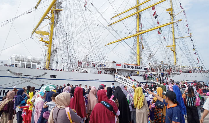 Masyarakat Batam berduyun-duyun mengunjungi KRI Bima Suci saat melaksanakan Open Ship di Dermaga Pelabuhan Batu Ampar, Selasa (15/10).