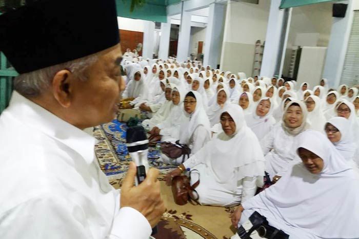 Prof. Dr. KH. Asep Saifuddin Chalim, M.A. saat memberikan ceramah di depan ibu-ibu Muslimat NU di Pondok Pesantren Amanatul Ummah Surabaya. Foto: bangsaonline.com