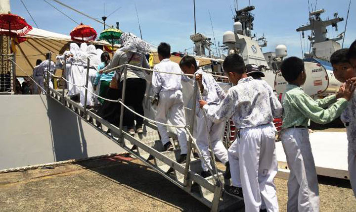 Kapal perang yang sandar di Balikpapan diserbu para pelajar.