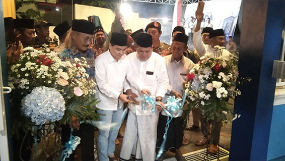 Gus Barra didampingi Wakil Ketua DPRD Kab. Mojokerto saat menggunting pita peresmian Masjid Al Huda