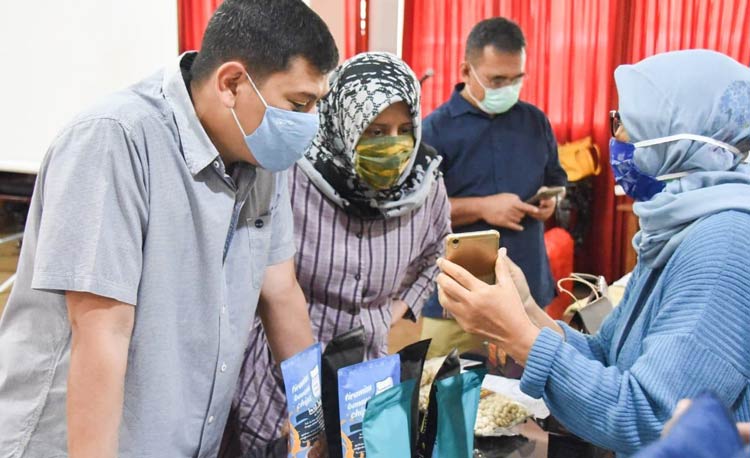 Wali Kota Kediri Abdullah Abu Bakar bersama pelaku UMKM. (foto: ist.)
