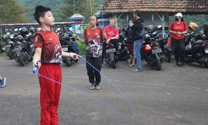 Atlet Wushu dari Jember saat berlatih dalam rangka menyambut Porprov Jatim 2022.
