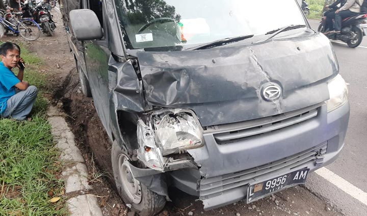 Kondisi mobil pick up tampak rusak di bagian depan.