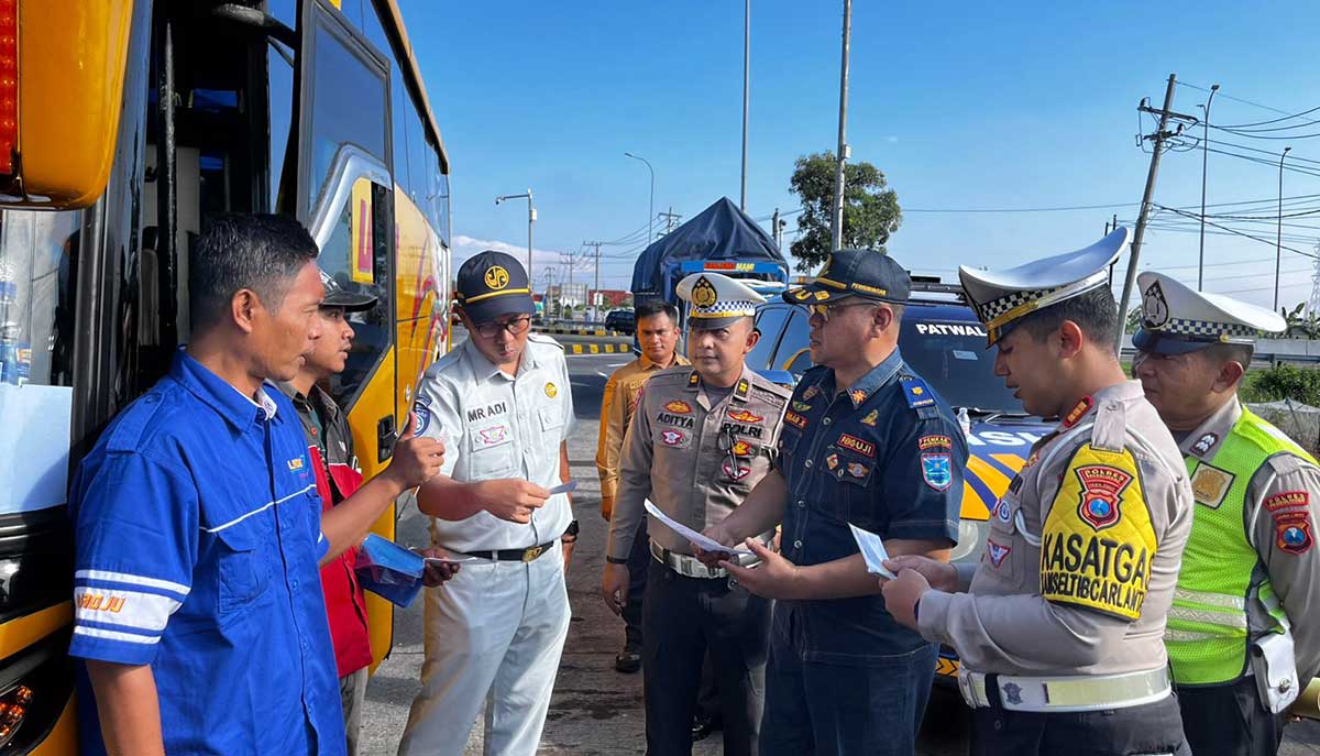 Petugas dari Satlantas Polres Probolinggo saat melakukan ramp check dalam pelaksanaan Operasi Keselamatan Semeru 2026.