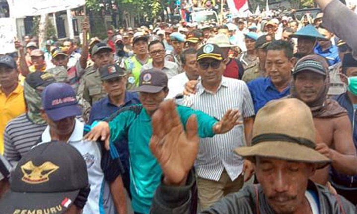 Ketua DPRD Lamongan Abdul Ghofur (putih berkaca mata) dipaksa pendemo untuk ikut turun ke jalan.