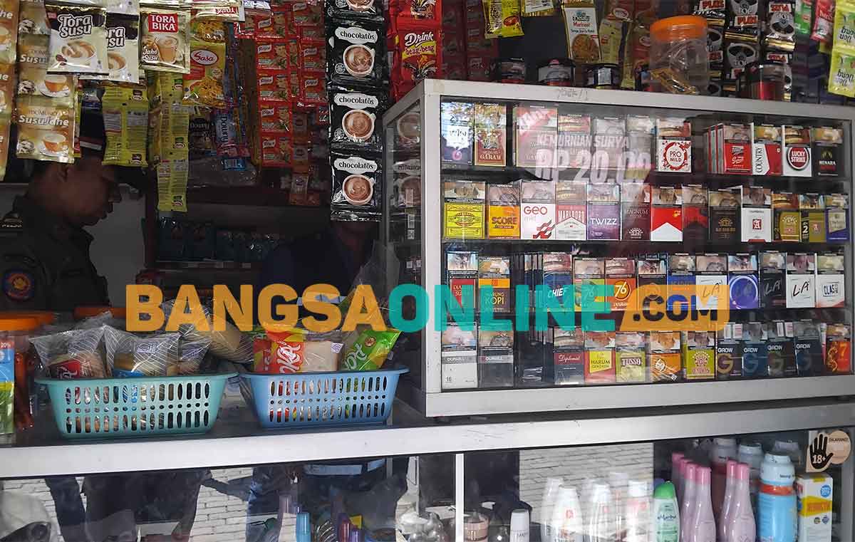 Salah satu toko penjual rokok di Magetan yang didatangi petugas. Foto: HENDRO SUHARTONO/BANGSAONLINE