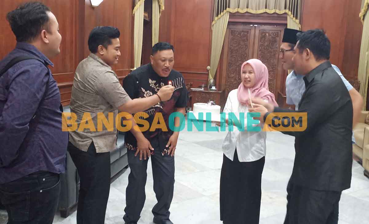 Ulang Tahun, Pimpinan DPRD Gresik Beri Kejutan ke Mujid Riduan