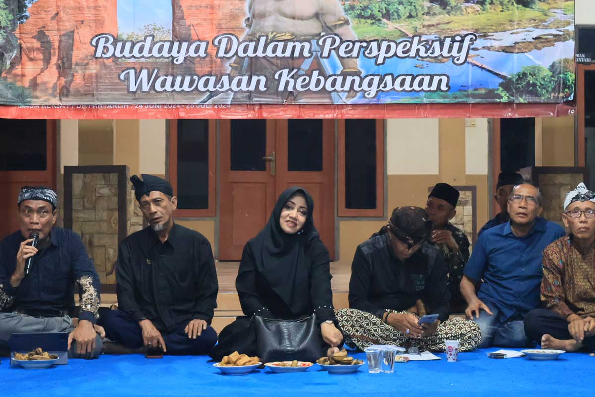 Bupati Mojokerto, Ikfina Fahmawati serap aspirasi dalam acara cangkrukan bersama para budayawan dalam acara talkshow, Guyub Rukun Wilwatikta di balai Desa Pandankrajan, Kecamatan Kemlagi, Kamis (20/6/2024).