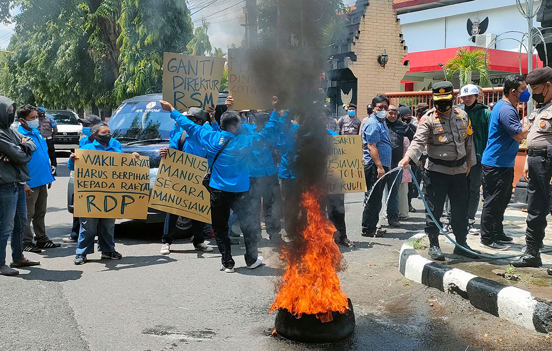 Puluhan aktivis LSM yang tergabung dalam Aliansi Peduli Kemanusiaan Kediri saat menggelar aksi demo di depan Kantor DPRD Kota Kediri. Aksi itu diwarnai bakar ban bekas. foto: MUJI HARJITA/ BANGSAONLINE