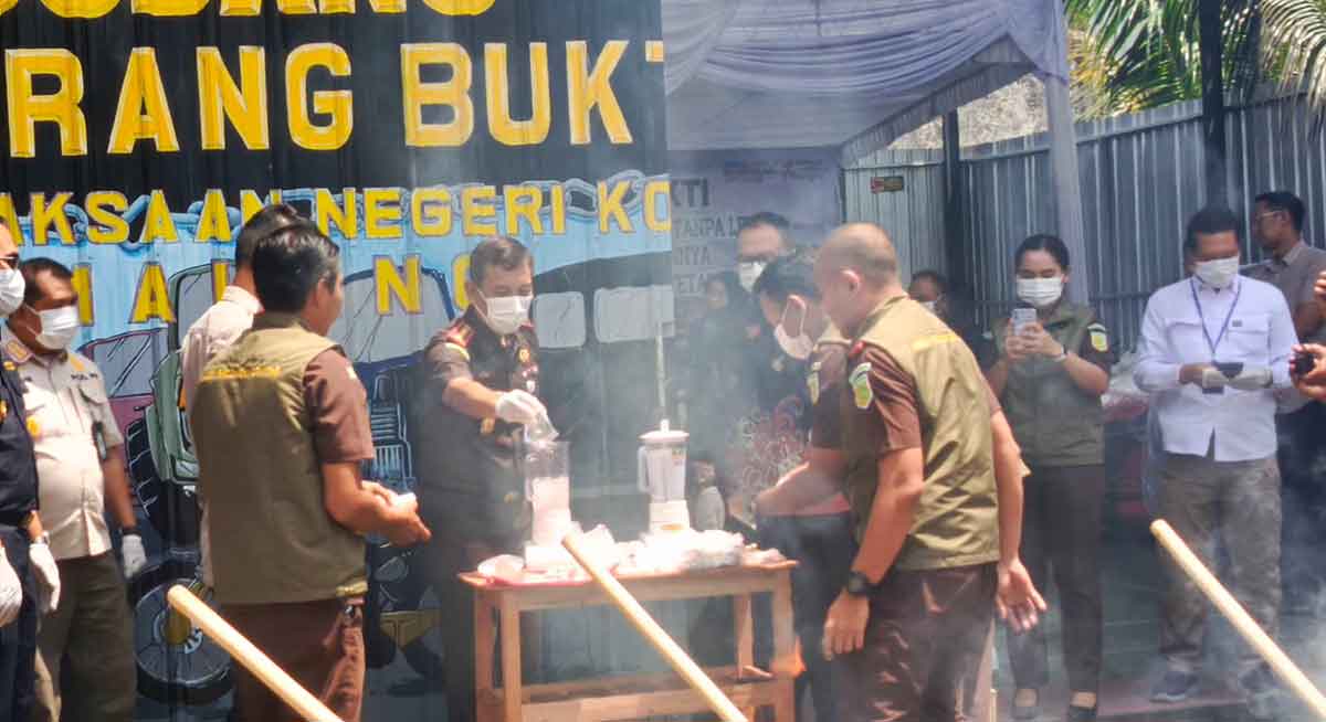 Kejari Malang Musnahkan Barang Bukti Narkotika hingga Rokok Ilegal