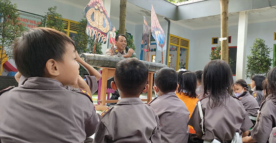 Kapolsek Pare AKP Bowo Wicaksono saat mendalang dihadapan anak-anak TK Kemala Bhayangkari 43 Pare