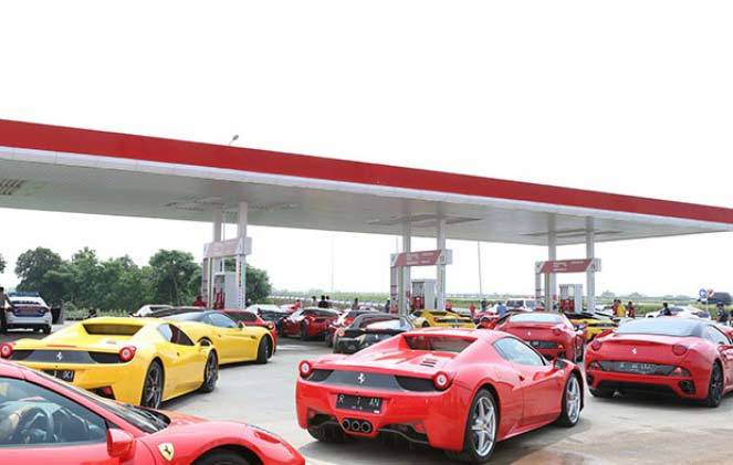 Konvoi mobil Ferarri sedang mengisi BBM di salah satu SPBU.

