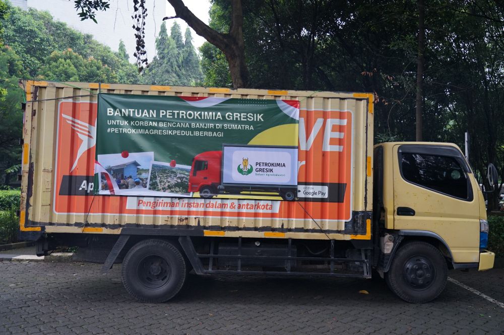 Mobil boks pengangkut bantuan Petrokimia Gresik untuk korban banjir bandang di Aceh dan Sumatera. foto: ist.