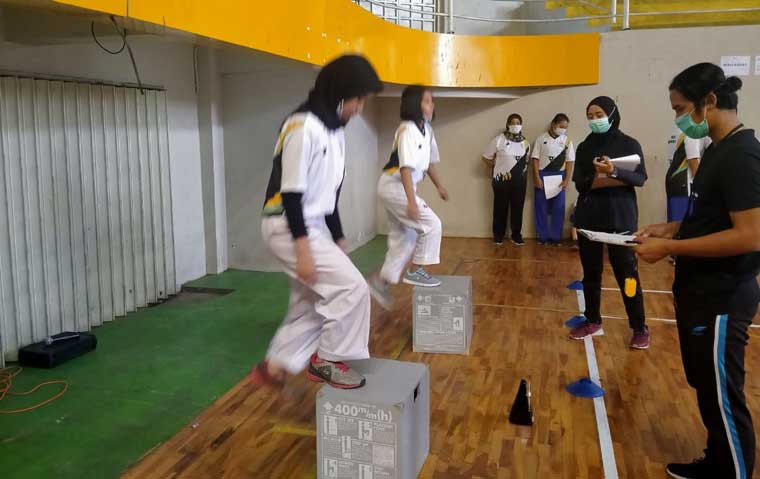 Sport Science Atlet Puslatkot KONI Kota Batu saat mengukur kemampuan atlet cabor tinju.