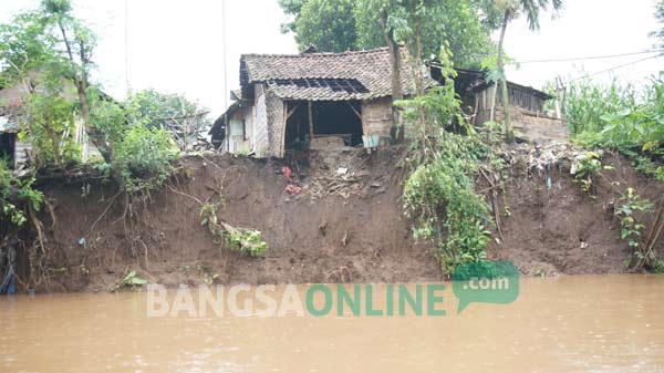 Rumah milik warga lainnya yang hanya menunggu waktu untuk ambrol. foto: rony suhartomo/ BANGSAONLINE