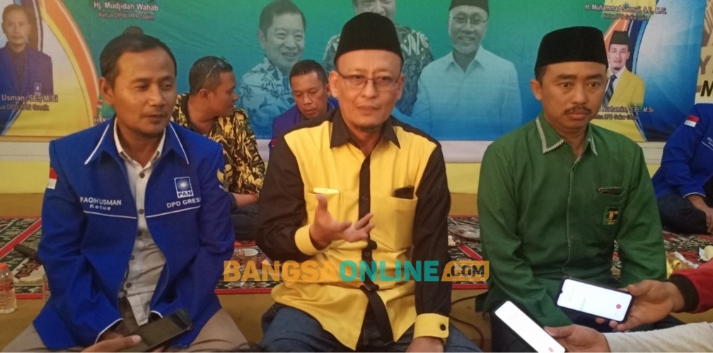 Ahmad Nurhamim (tengah) bersama Ketua DPD PAN Gresik Faqih Usman (kiri) dan Ketua DPC PPP Gresik Khoirul Huda (kanan) ketika memberikan keterangan pers. Foto: SYUHUD/ BANGSAONLINE