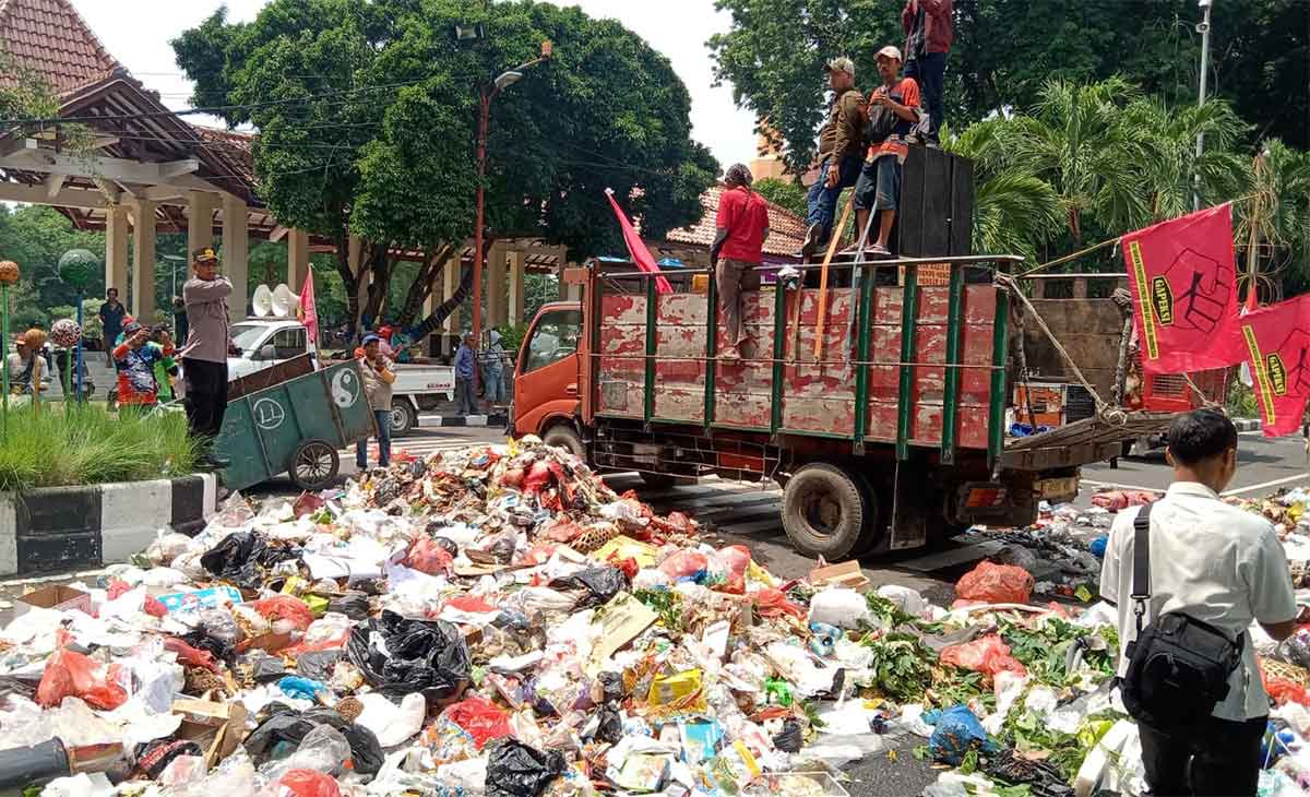Demo petugas kebersihan di Sidoarjo.