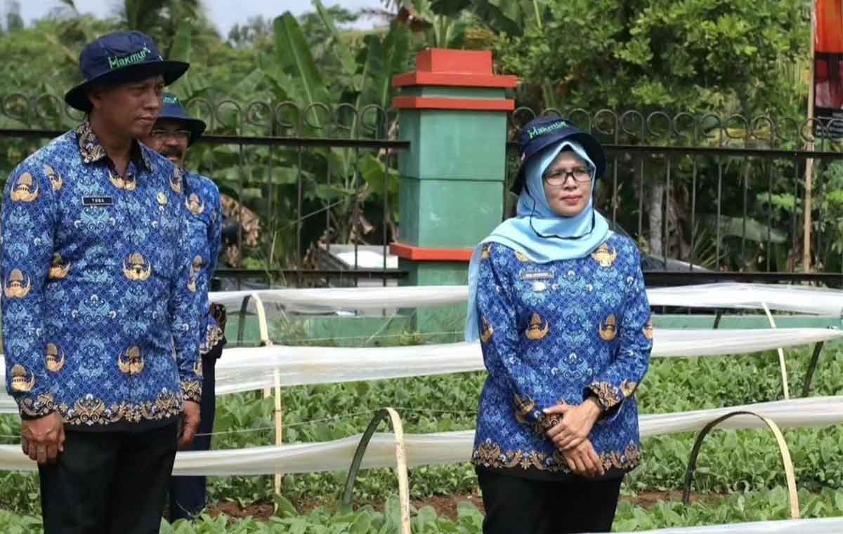 Bupati Blitar, Rini Syarifah, saat meninjau penanaman benih tembakau.