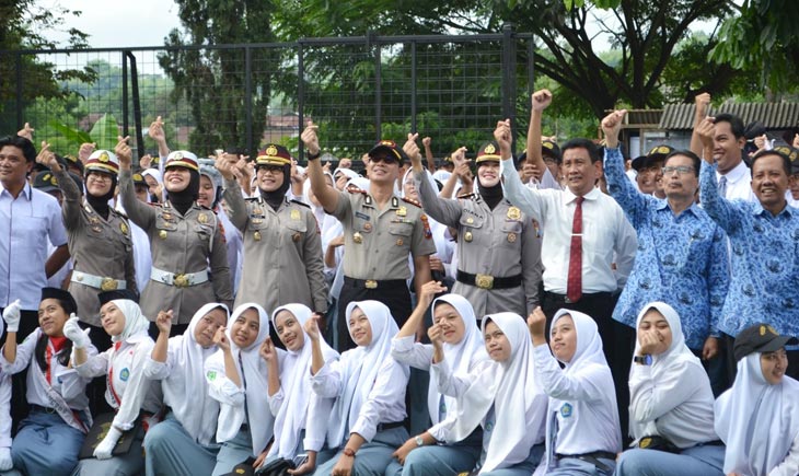 Kapolres Batu AKBP Harviadhi Agung Prathama bersama jajaran foto bersama para siswa usai upacara di SMA Negeri 2 Batu.