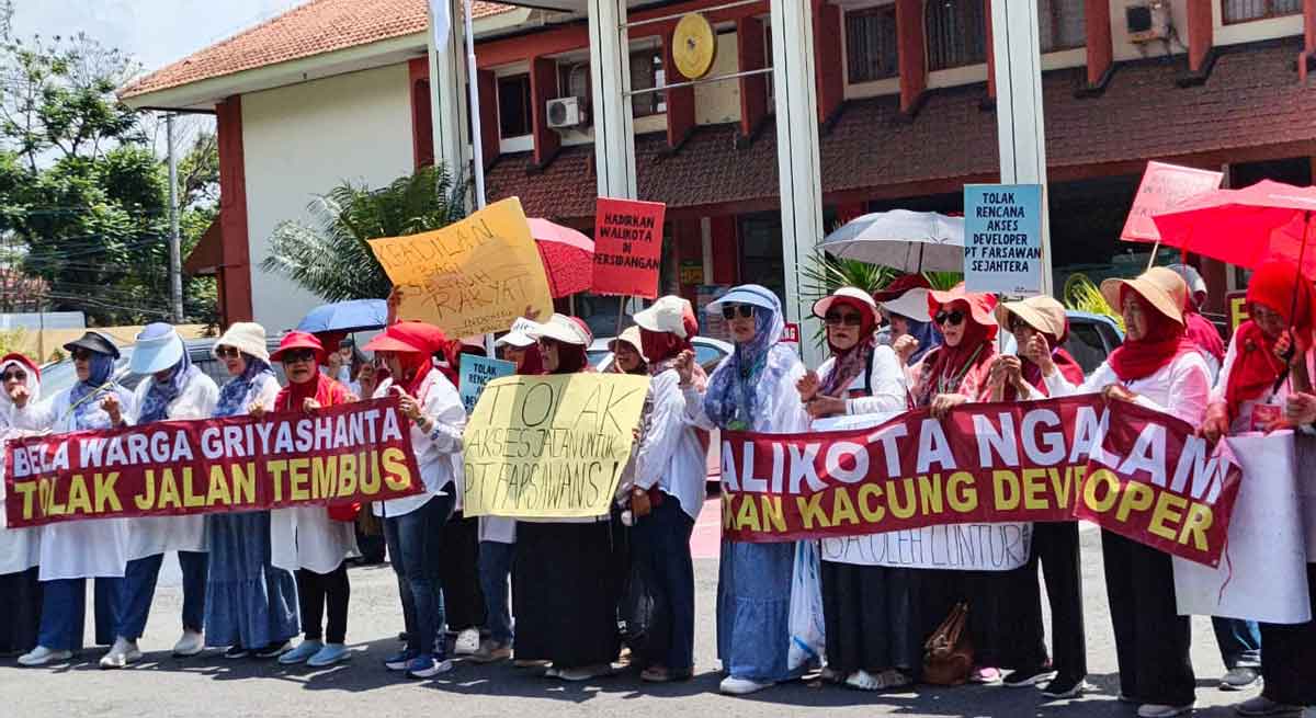Warga dari Perumahan Griyashanta saat menyuarakan tuntutannya di PN Malang.