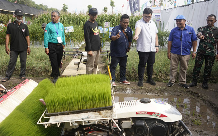 Bupati Kediri, Hanindhito Himawan Pramana (nomor 3 dari kanan), saat berada di lahan pertanian. Foto: Ist