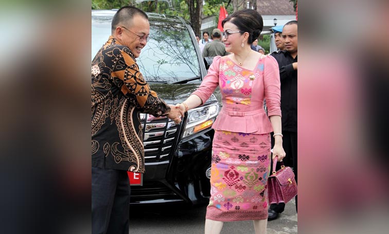Penampilan Christiany Eugenia Paruntu, Bupati Minahasa Selatan selalu fashionable. foto: istimewa