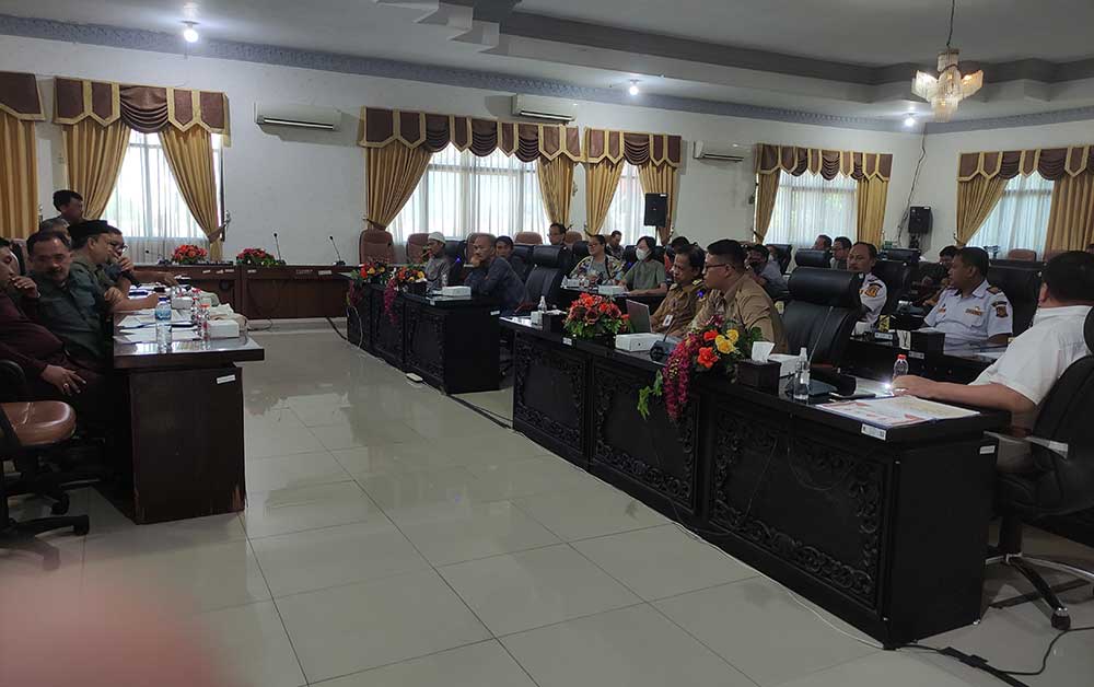 RDP antara warga dan pihak Kelurahan Sentanan membahas dampak Kampung Pecinan di Kelurahan Pecinan. Foto: YUDI EP/ BANGSAONLINE 