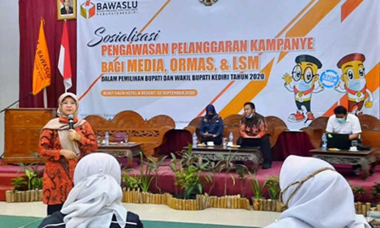 Dir Pusat Studi Konstitusi dan Otonomi IAIN Tulungagung Dr. Dian Ferricha, S.H., M.H. (berdiri) Ketua Bawaslu Kabupaten Kediri Sa