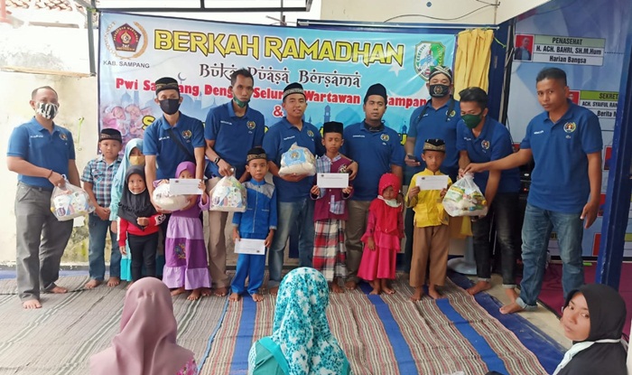 PWI Kabupaten Sampang santuni anak yatim piatu dan kaum duafa, Selasa (19/5).