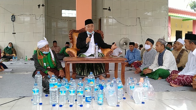 Prof. Dr. KH. Asep Saifuddin Chalim, M.A., saat memimpin istighatsah dan doa bersama di Pondok Pesantren Nurul Qomar di Dusun Pembuwun Desa Suwun Sejati Kecamatan Narmada Kabupaten Lombok Barat, Sabtu (13/3/2021). Tampak banyak botol terbuka berisi air sebagai washilah doa yang dipimpin Kiai Asep Saifuddin Chalim. foto: mma/ bangsaonline.com