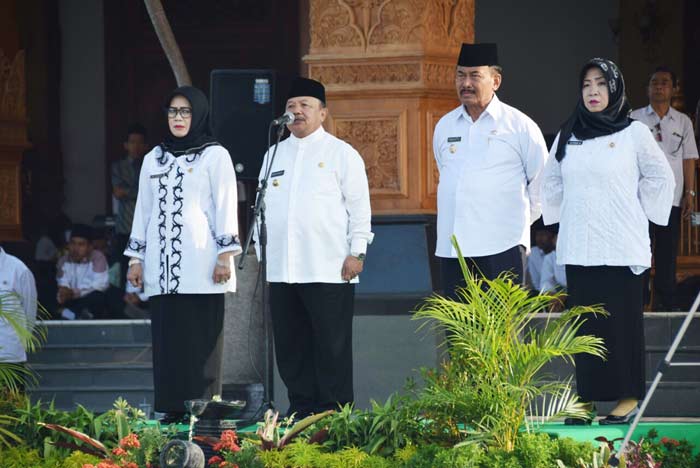 Mbah Tarom saat mengikuti upacara pelepasan jabatan sebagai Bupati Madiun selama dua periode.