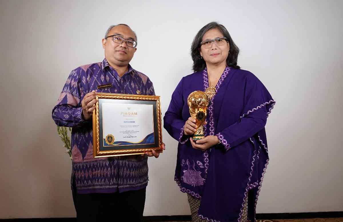 Pj Wali Kota Kediri Zanariah bersama Kepala Dinkes Kota Kediri, Muhammad Fajri, saat menunjukkan pengharapan UHC Awards. Foto: Ist