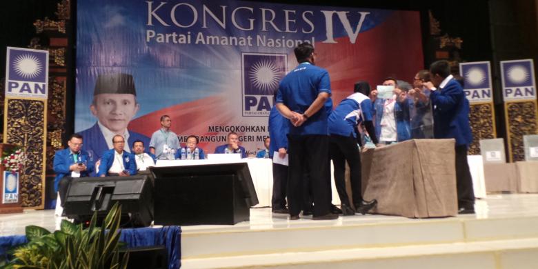 Suasana penghitungan suara pemilihan Ketua Umum PAN di Kongres IV PAN di Hotel Westin, Nusa Dua, Bali, Minggu (1/3/2015) malam. Kompas.com