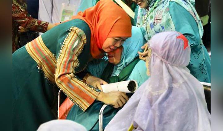 Gubernur Jatim Khofifah Indar Parawansa tampak sangat peduli terhadap jemaah haji, terutama yang sepuh-sepuh, di Asrama Haji Suolilo Surabaya, Sabtu (7/9/2019). foto: istimewa/ bangsaonline.com