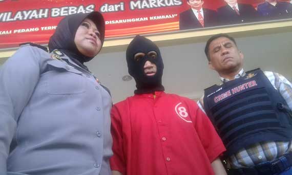 Tersangka (tengah) saat diamankan. foto: rusmiyanto/BANGSAONLINE