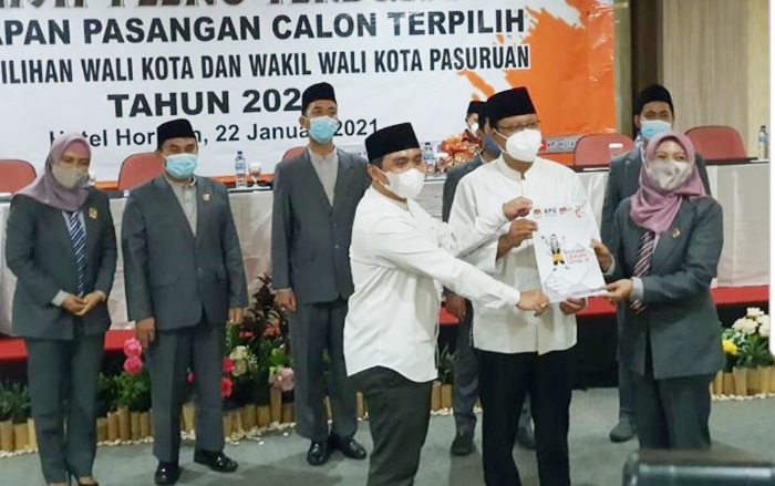 KPU Kota Pasuruan saat menetapkan pemenang Saifullah Yusuf - Adi Wibowo sebagai paslon terpilih dalam Pilkada Kota Pasuruan 2020, Jumat (22/1/21).