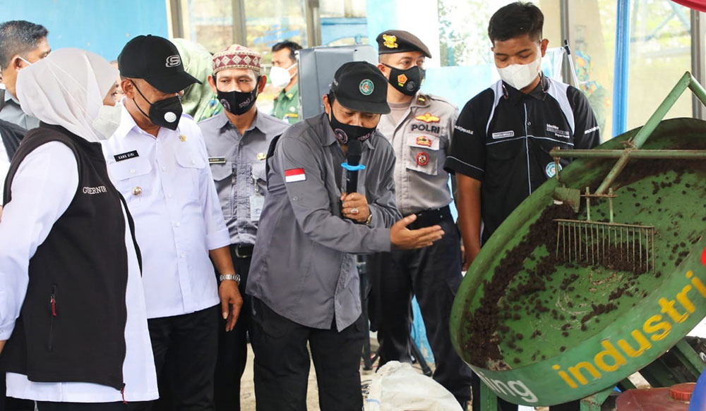 Gubernur Jawa Timur, Khofifah Indar Parawansa, saat meninjau produksi alat pengolahan pupuk di SMKN 1 Jenangan Ponorogo.