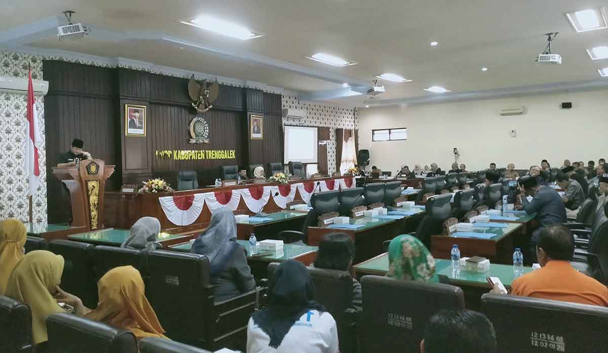 Bupati Trenggalek di ruang rapat paripurna.