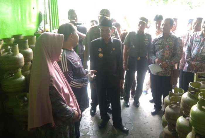 Wali Kota bersama Kapolresta di Kios LPG. foto: SOFFAN/ BANGSAONLINE