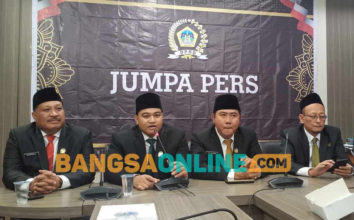Dari kiri, para pimpinan DPRD Gresik, Mujid Riduan (Wakil Ketua), M Syahrul Munir (Ketua), Lutfi Dawam (Wakil Ketua), dan Ahmad Nurhamim (Wakil Ketua). Foto: SYUHUD/ BANGSAONLINE