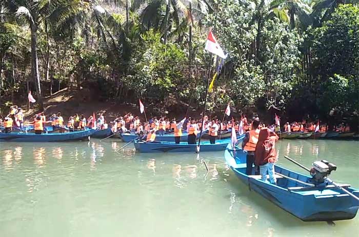 Susana upacara bendera diatas Sungai Maron Desa Dersono, Pacitan.