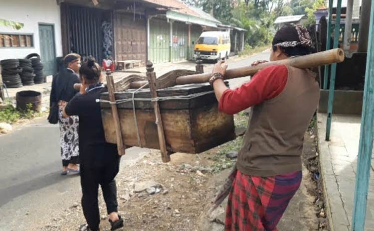 Kotak wayang yang harus dipikul ke manapun akan digelar. (foto: MUJI HARJITA/ BANGSAONLINE)