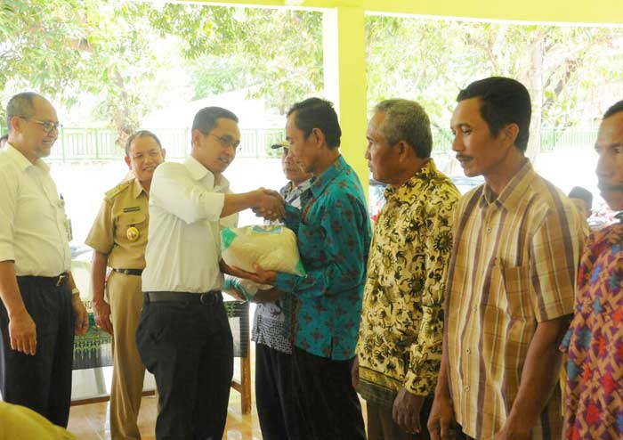 Warga menerima tali asih berupa bingkisan dan uang tunai.