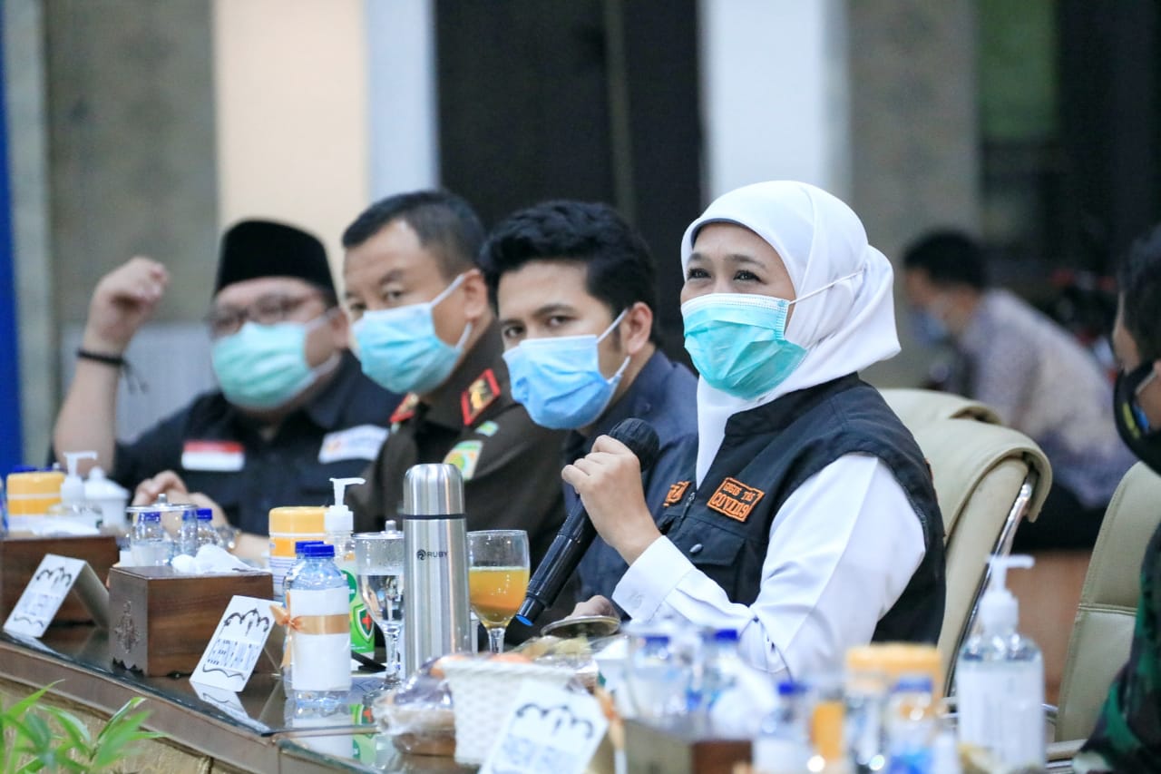 Gubernur Jawa Timur Khofifah Indar Parawansa saat Rapat Koordinasi Tim Desk Pilkada di Pendopo Kabupaten Sidoarjo, Senin (7/12). foto: ist/ bangsaonline.com