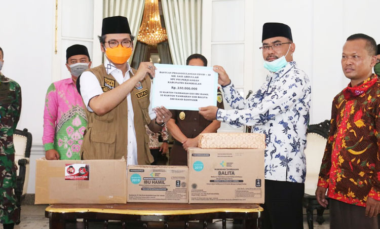 H. Fatkhurrahman, Ketua DPC PDIP Bangkalan mewakili Said Abdullah memberikan sumbangan secara simbolis kepada Ra Latif, Ketua Gugus Tugas Covid-19 Bangkalan di Pendopo Agung, Rabu (22/4).