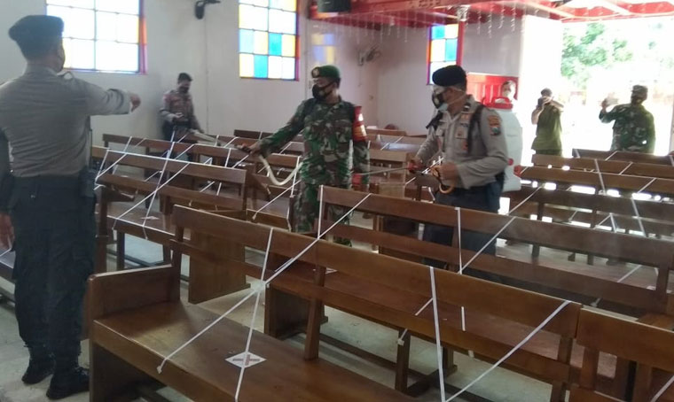 Anggota Polres Probolinggo Kota saat melakukan penyemprotan disinfektan dan memeriksa sudut-sudut ruangan.