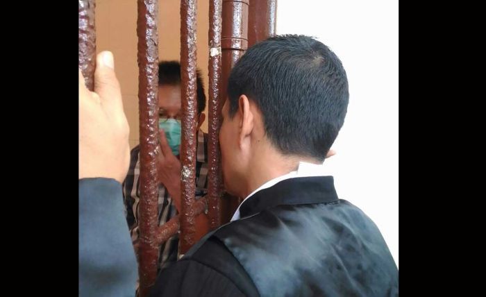 Sony Sandra saat berada di ruang tahanan Pengadilan Negeri Kota Kediri sebelum menjalani persidangan. foto: arif kurniawan/ BANGSAONLINE