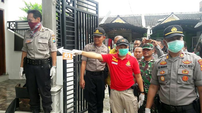 Petugas saat melakukan olah TKP di rumah korban.