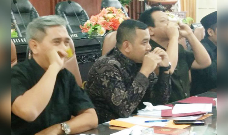 Komisi II DPRD Kota Mojokerto minum jamu tolak angin. Ikrar tidak bakal masuk angin melangkah ke interpelasi.